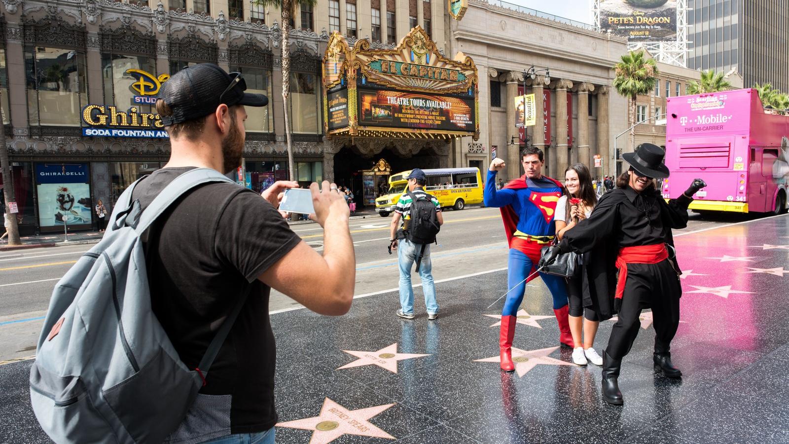 Walk of Fame - 2500 híresség neve olvasható rózsaszín gránitcsillagokba vésve Fotók: Shutterstock