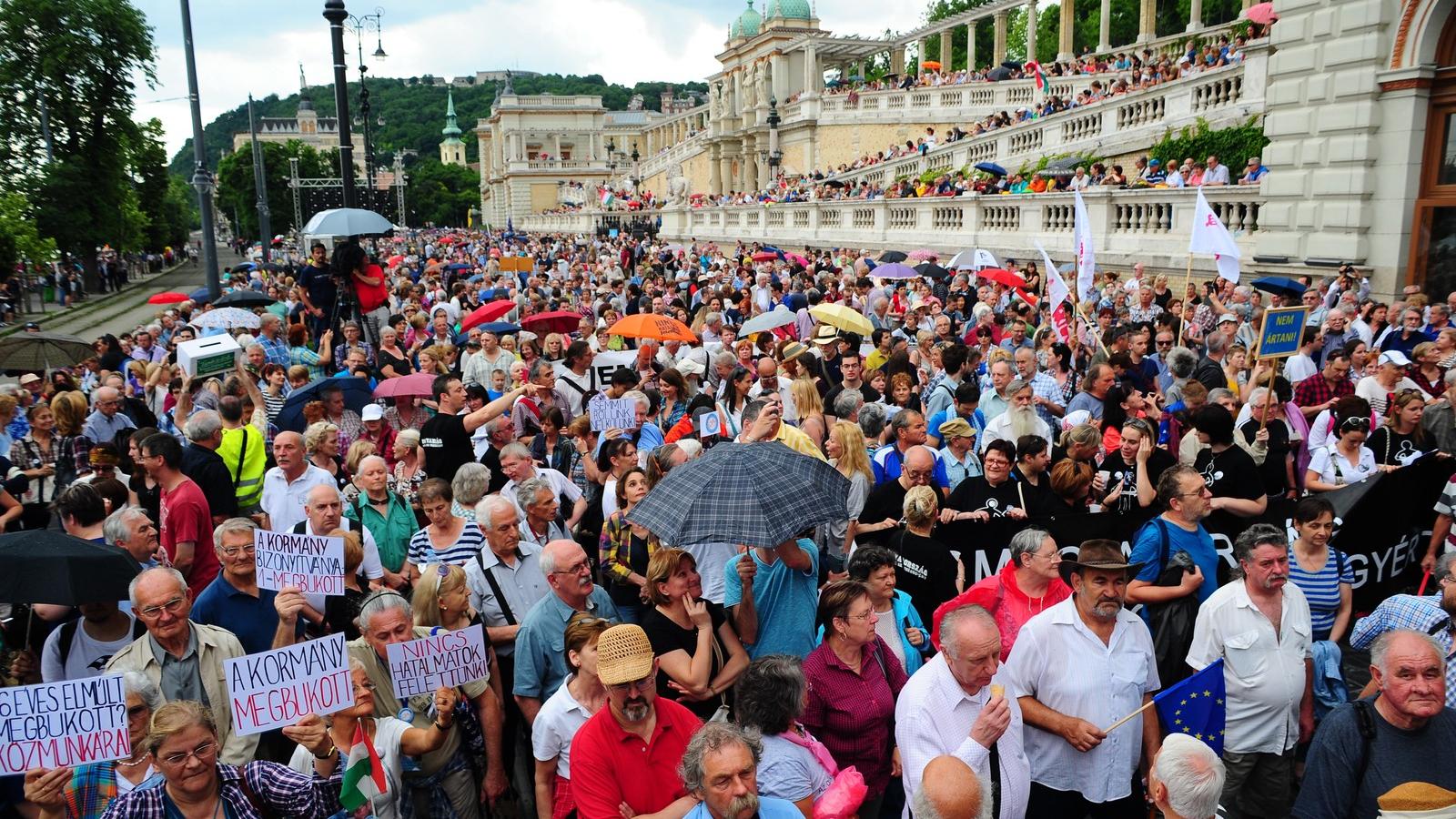 Tüntetés az oktatásért. Ezen elsősorban pedagógusok vettek részt. FOTÓ: Molnár Ádám