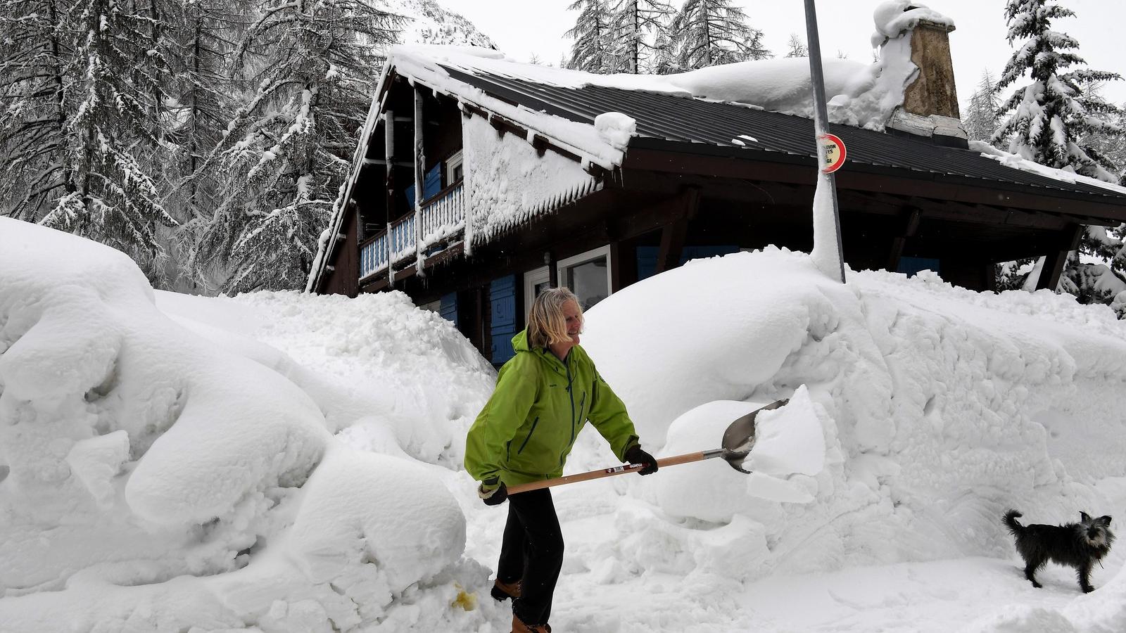 Van mit lapátolni (Fotó: JEAN-PIERRE CLATOT/AFP)