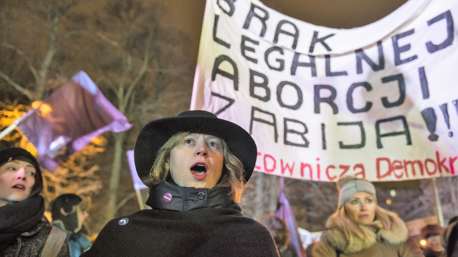 Tüntetés a lengyel fővárosban az abortuszhoz kapcsolódó korlátozások szigorításával kapcsolatos javaslatokkal szemben 2018 januá