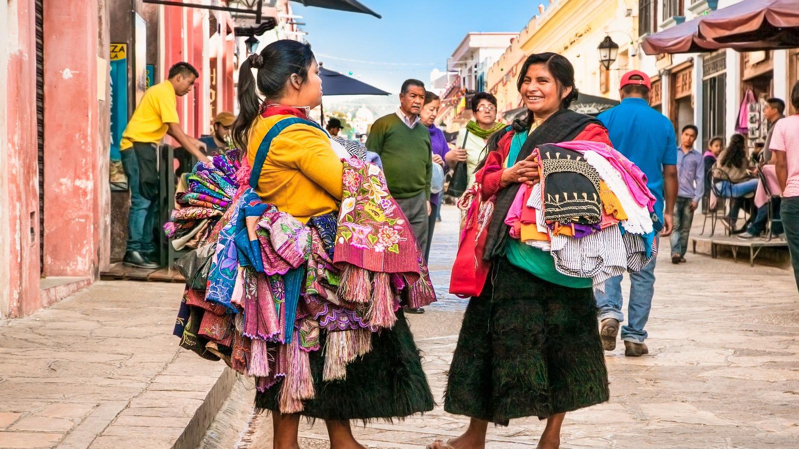 Maja ruhaárusok San Cristóbal házai között Fotók: Shutterstock