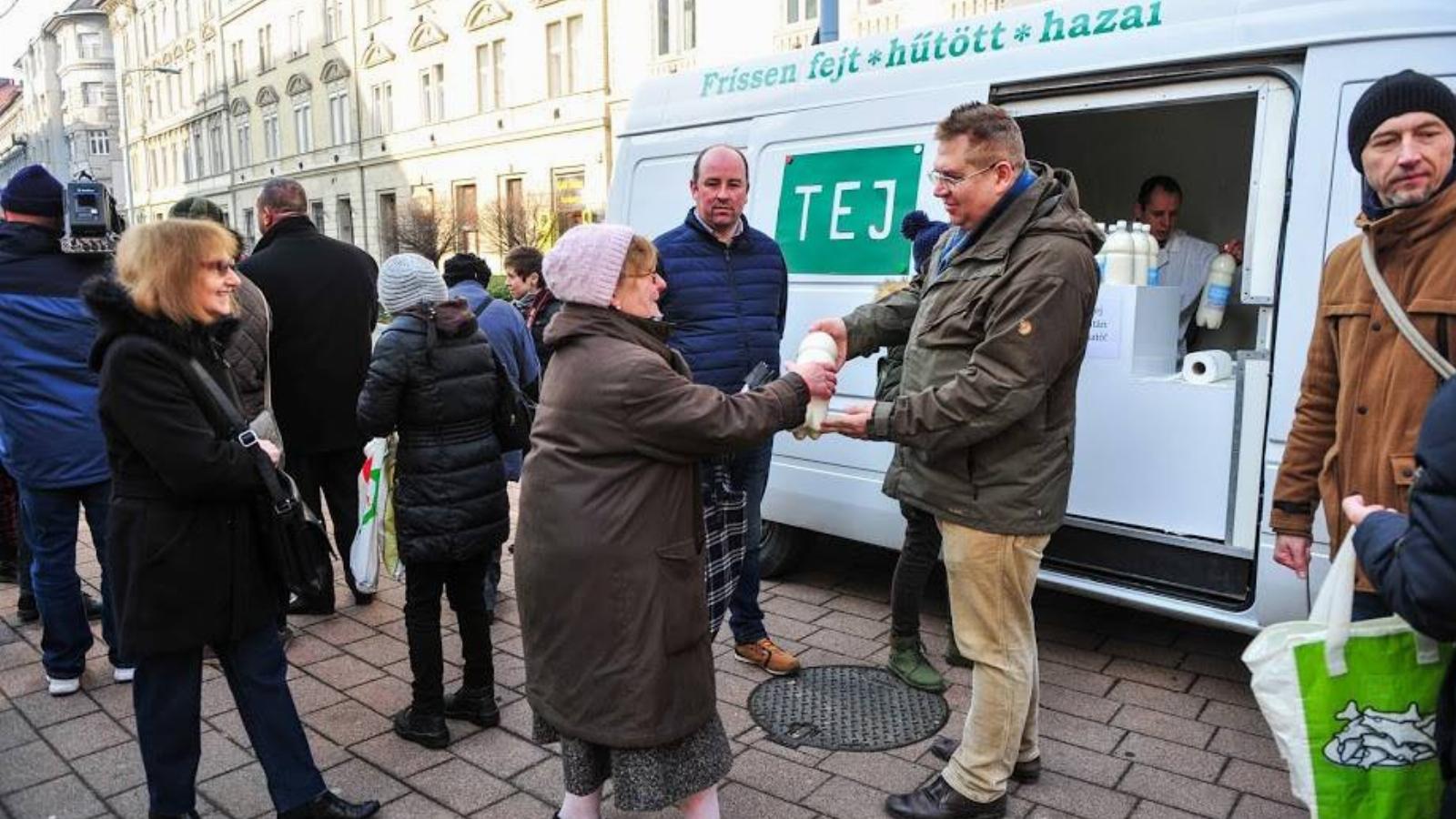 KAMPÁNYTEJ Bajkai parlamenti képviselőnek készül, népszerűségét január végén tejosztással is növelni akarta - FORRÁS: BAJKAI IST