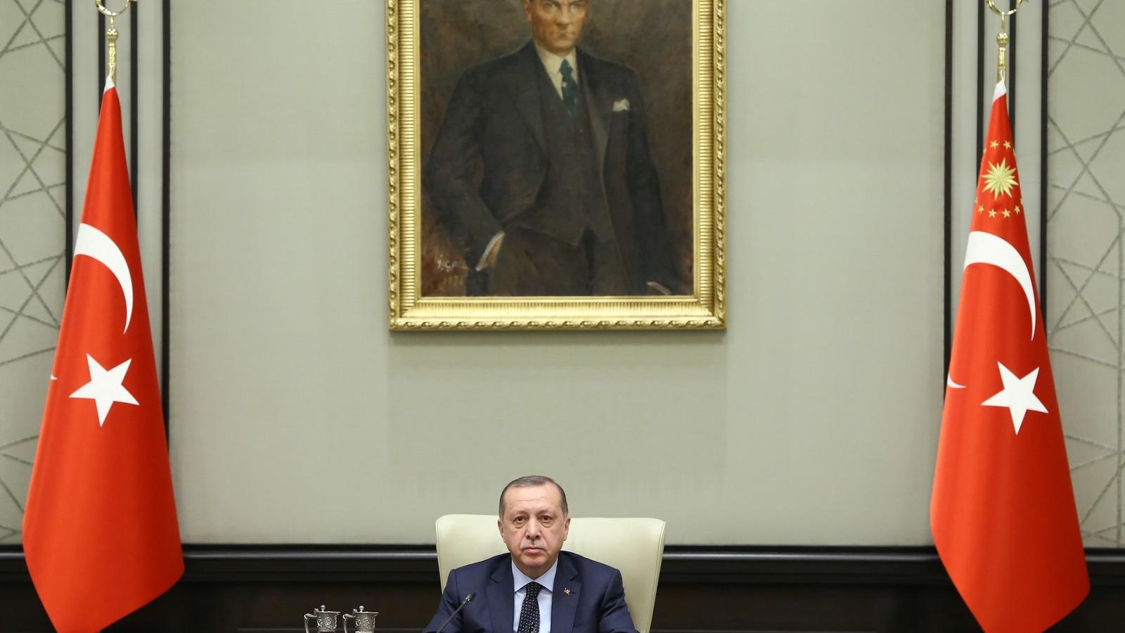 Recep Tayyip Erdogan török államfő az elnöki palotában, egy hétfői ülésen. Fotó: KAYHAN OZER / ANADOLU AGENCY