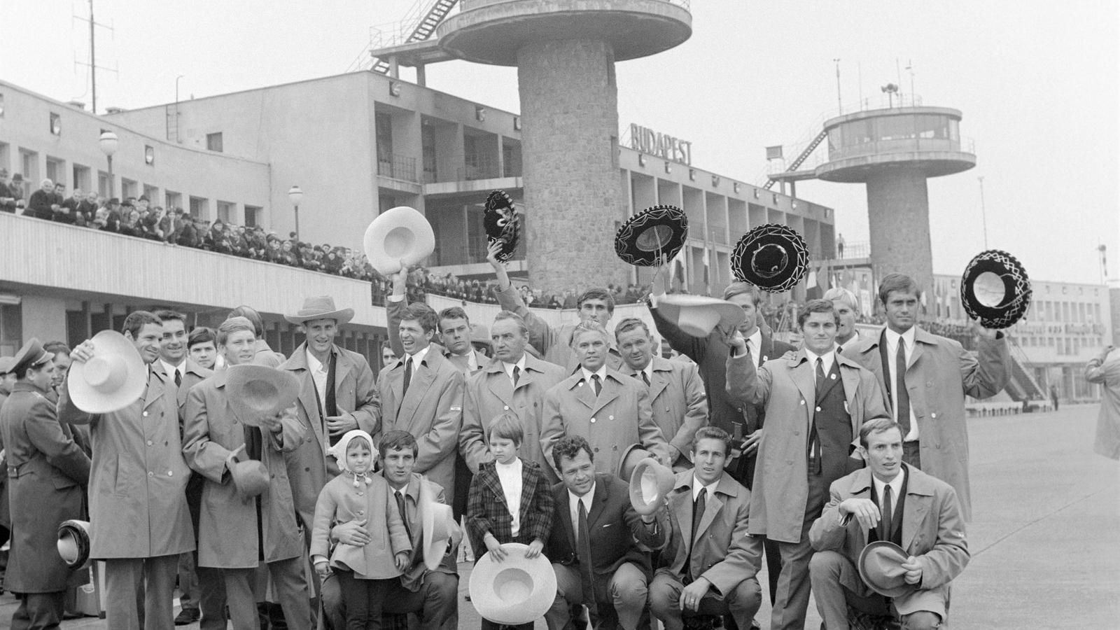 OLIMPIAI ARANY - Az 1968-as mexikói győzelem után (képünkön az októberben hazatért csapat) két hónappal a ligaválogatott és az A