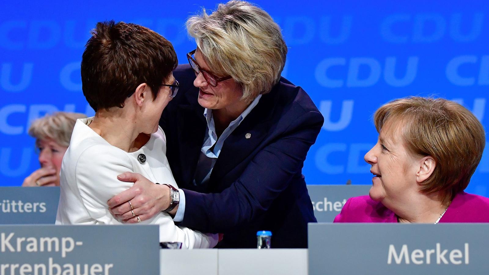 CDU kongresszus, balra Annegret Kramp-Karrenbauer, jobbra Angela Merkel. Fotó: Tobias SCHWARZ / AFP