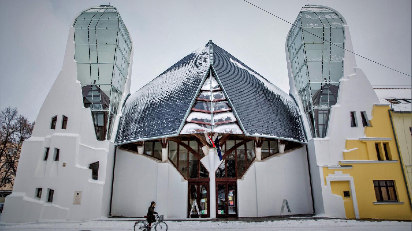 Aula a Makovecz Imre tervezte makói Hagymaház felújított épületében 2018. február 28-án. MTI Fotó: Rosta Tibor