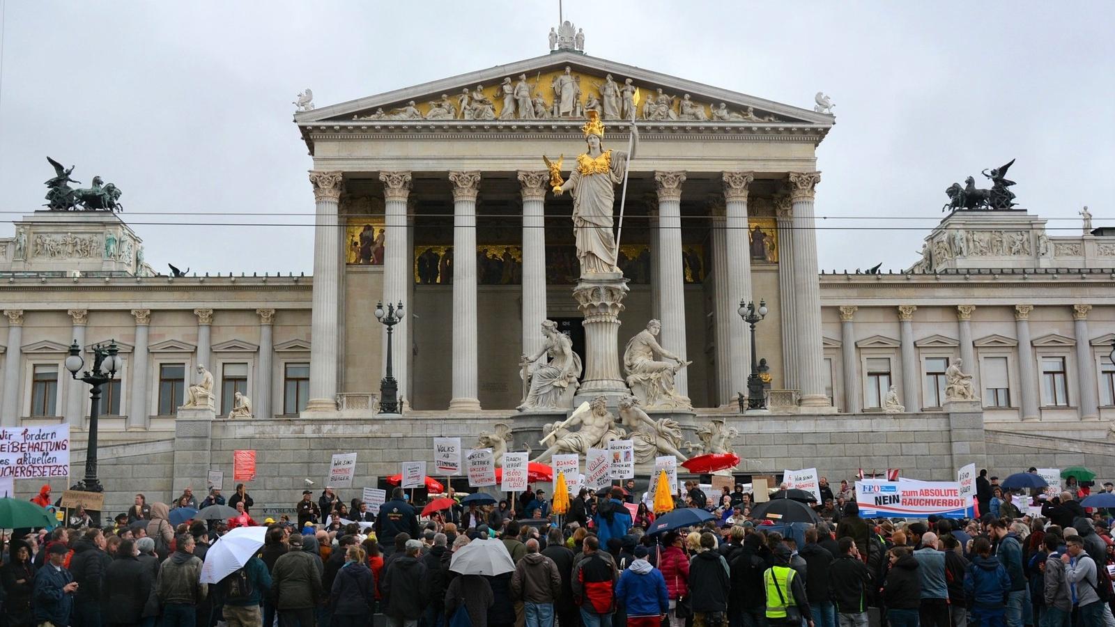 A dohányzás elleni tilalom ellen az étteremtulajdonosok tiltakoztak Fotó: AFP/Hasan Tosun