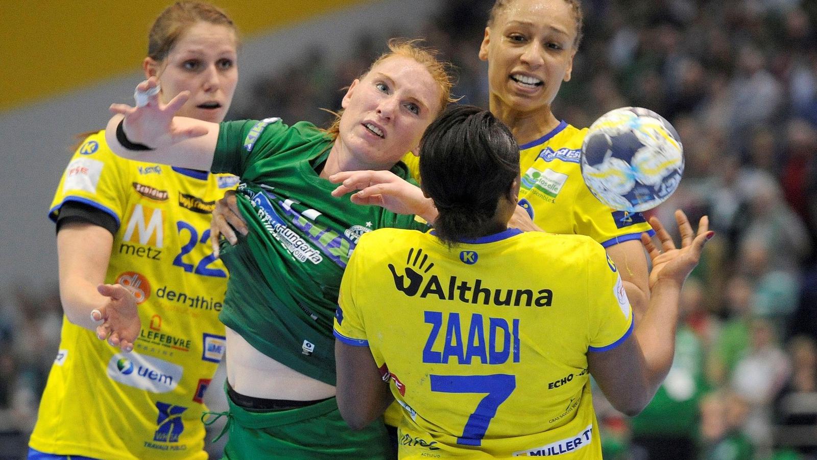 Xenia Smits, Beatrice Edwige és Grace Zaadi Deuna (háttal), a Metz, valamint Mészáros Rea Réka, az FTC játékosa Fotó: MTI/Czagán