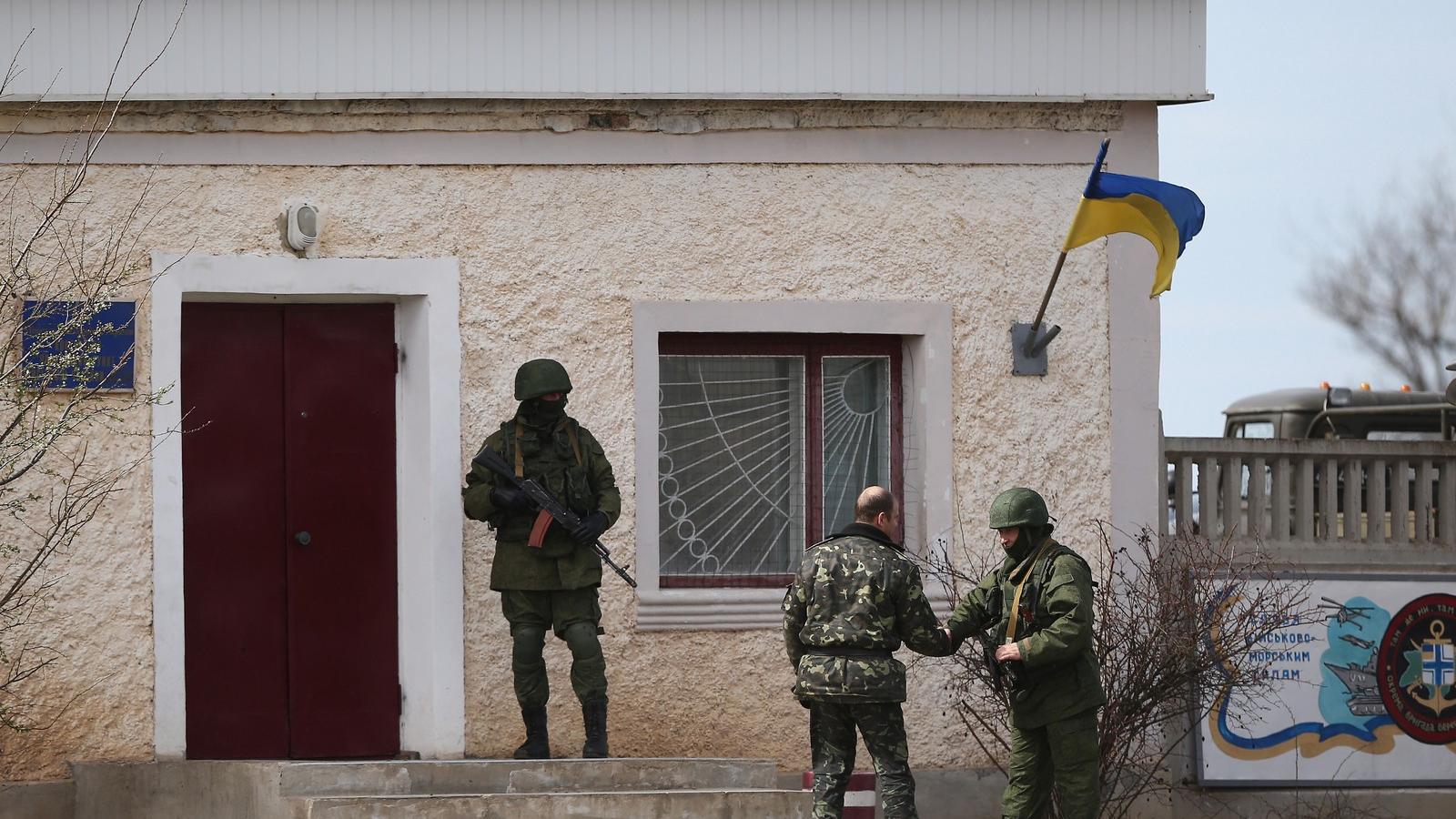 Orosz–ukrán kézfogás egy perevalnojei bázisnál FOTÓ: EUROPRESS/GETTY IMAGES/DAN KITWOOD