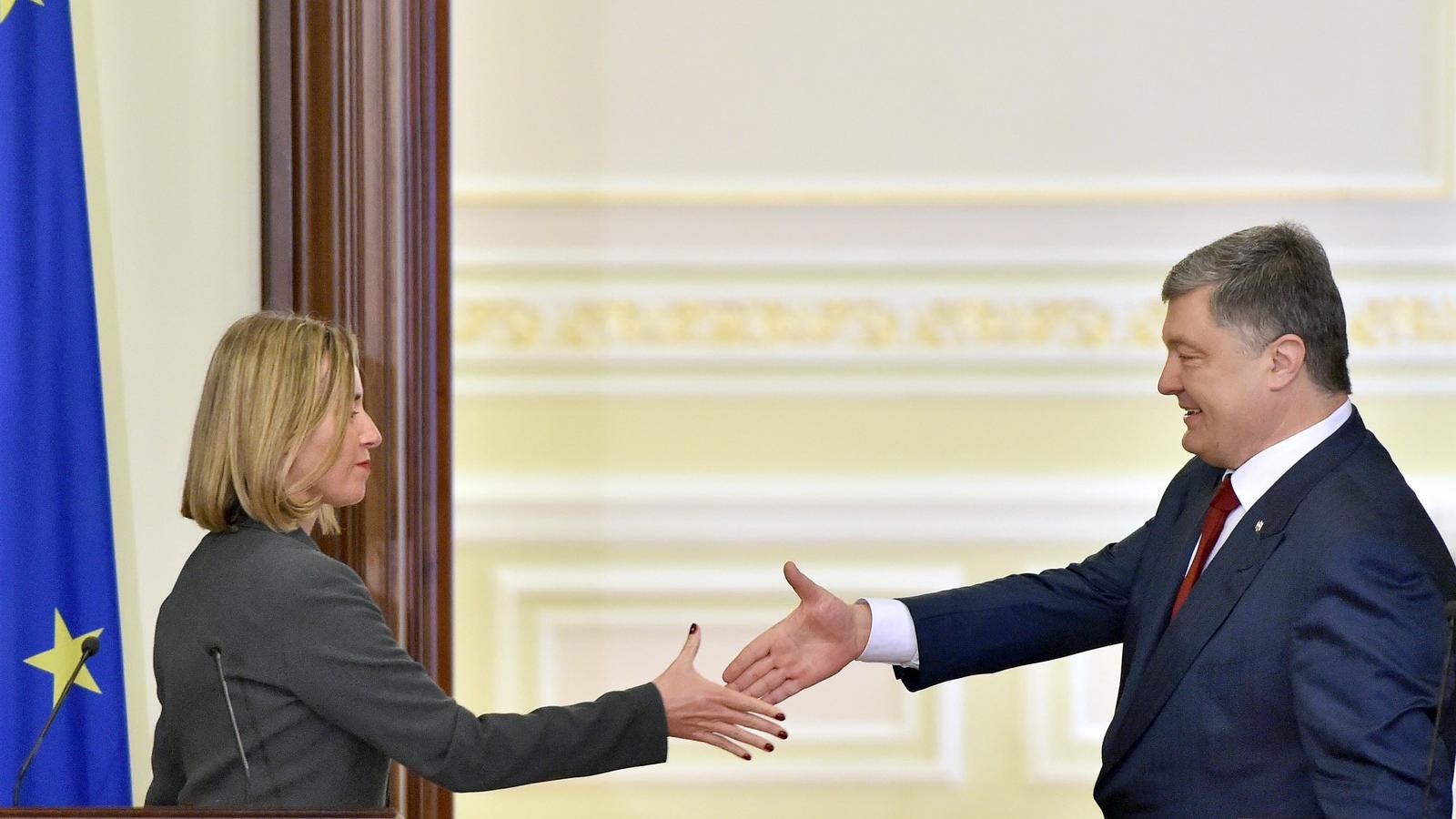 Federica Mogherini, az EU külügyi és biztonságpolitikai főképviselője és Petro Porosenko ukrán elnök közös sajtótájékoztatójukon