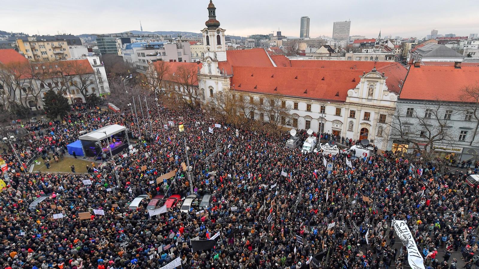 „Egy tisztességes Szlovákiáért” - tüntetésen követelik Fico és kormánya távozását Pozsonyban, 2018. március 9. Fotó: JOE KLAMAR 