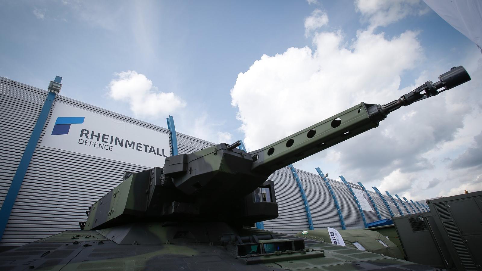 Egy Rheinmetall Boxer lövege, háttérben a cég neve. Fotó: Jaap Arriens / NurPhoto