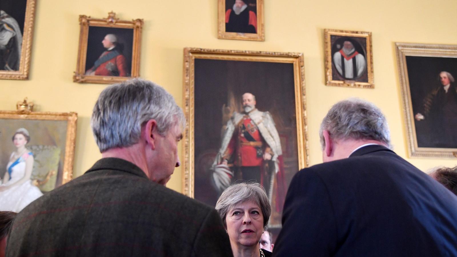 Theresa May brit miniszterelnök március 15-i, Salisbury-ben tett látogatásán. Fotó: TOBY MELVILLE / POOL / AFP