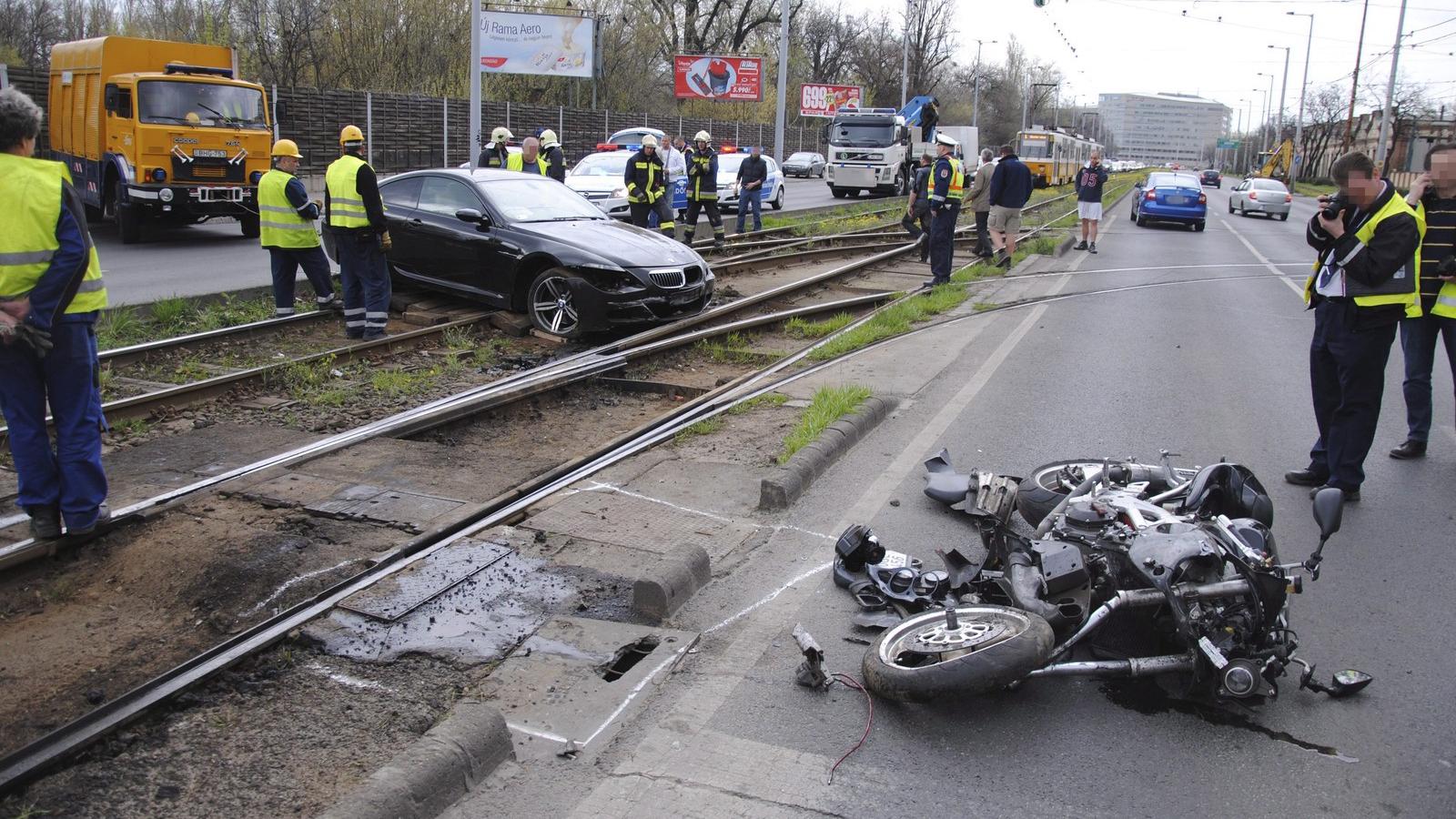 Baleset helyszíne a Könyves Kálmán körúton a Mester utca közelében 2014. március 23-án, ahol egy motoros és egy személygépkocsi 