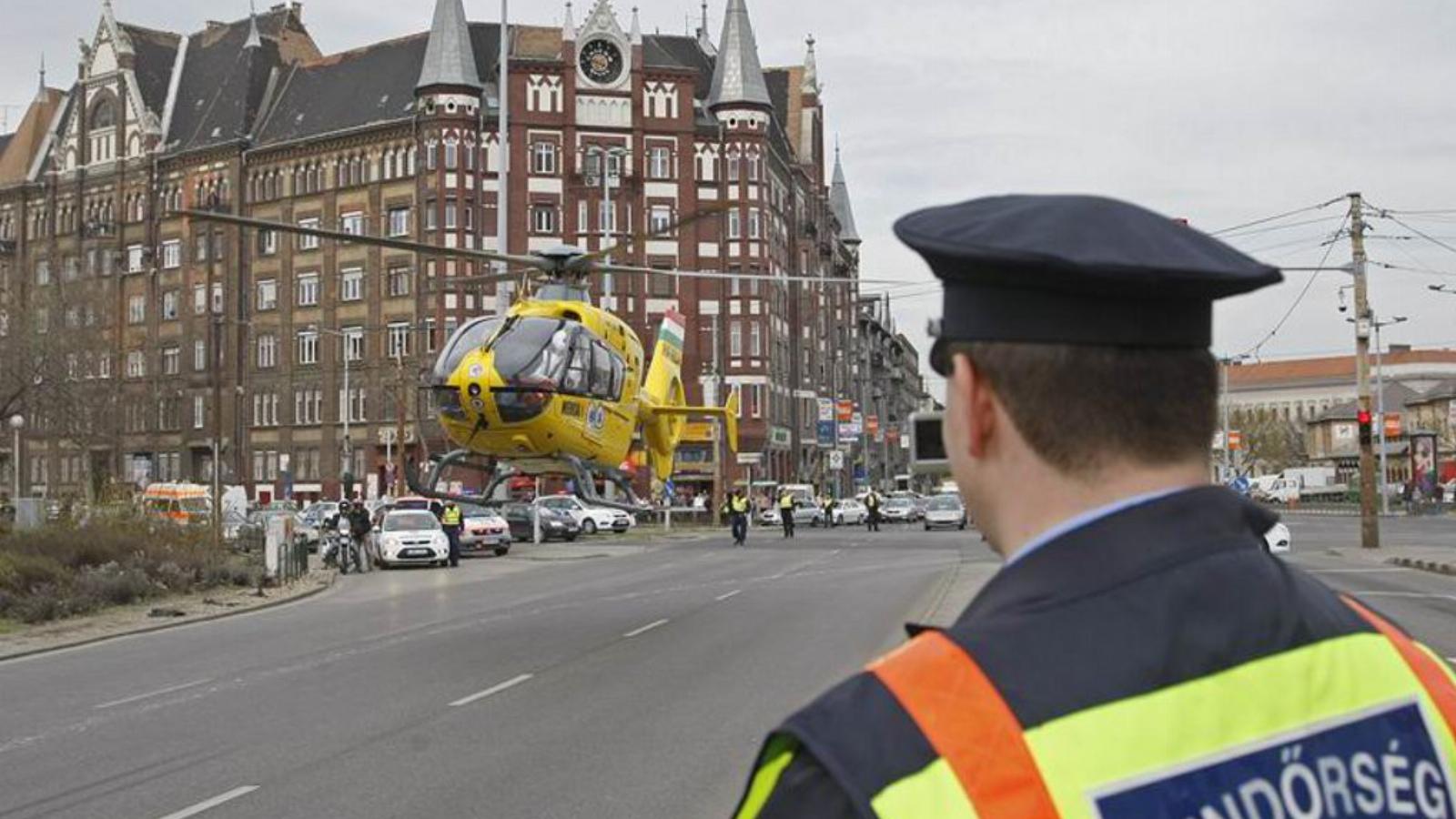 Mentőhelikopter egy budapesti baleset helyszínén FOTÓ: VAJDA JÓZSEF