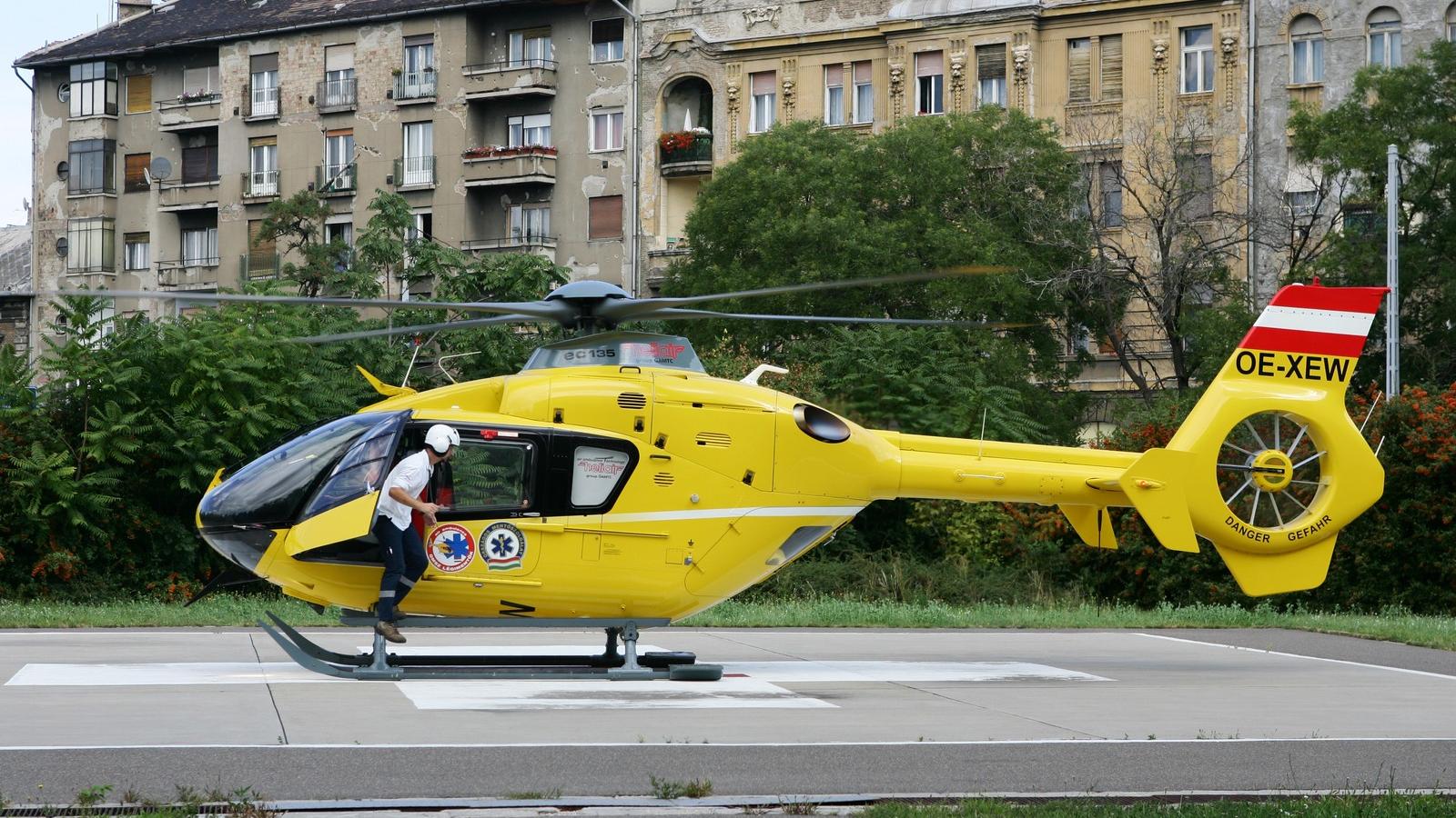 Az Orbán-kormány közbeszerzés nélkül vett használt mentőhelikoptereket - Népszava fotó
