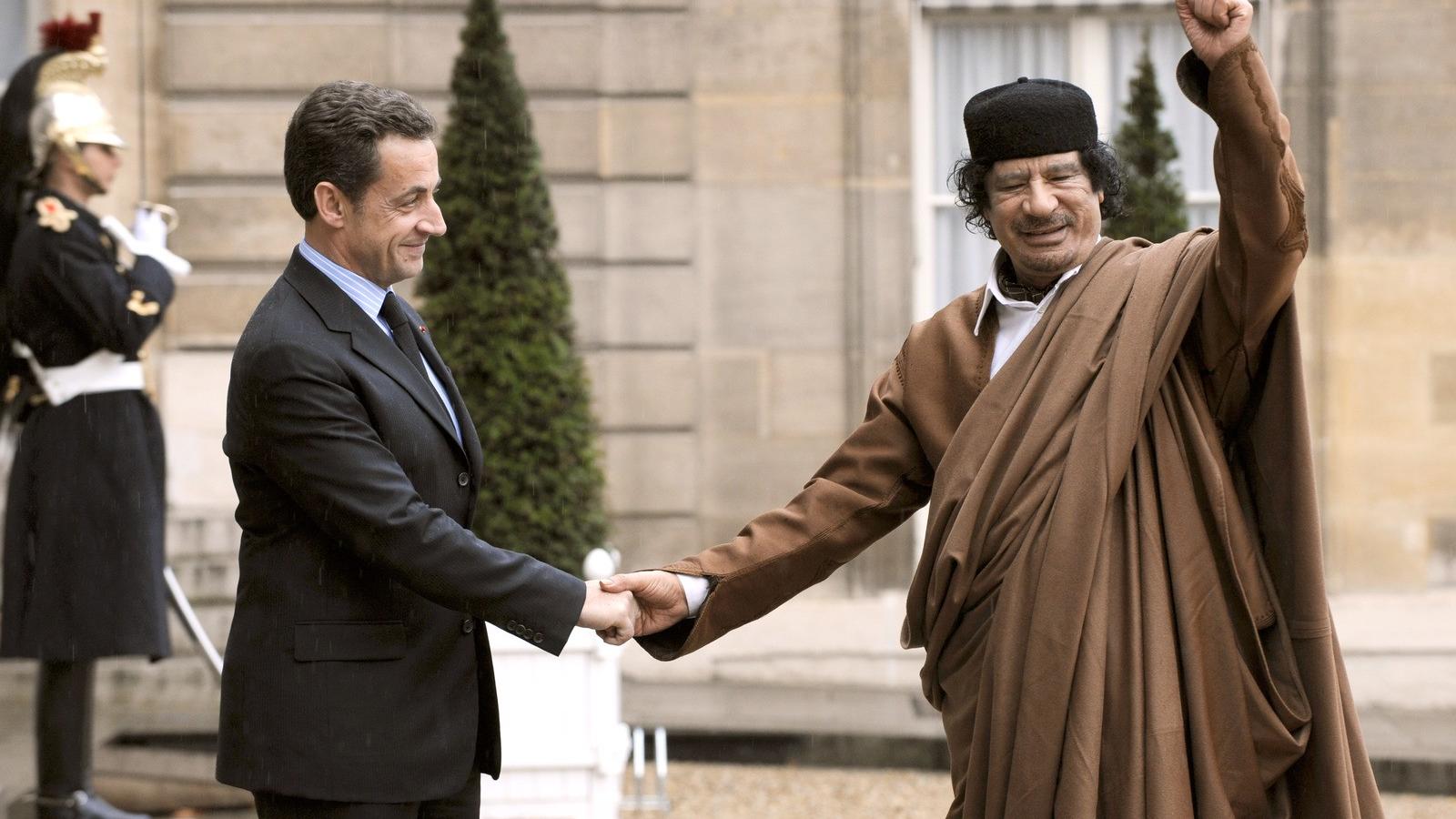  2007. december 10-én készült fényképen a líbiai vezető, Moamer Kadhafi érkezik Párizsba, az Elysee palotába, ahol Nicolas Sarko