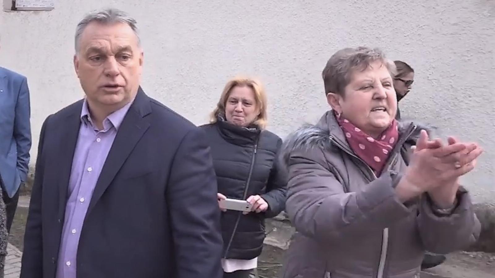 "Gyerekek, gyertek ide fényképezkedni!" - Orbán Viktor a Dadi Nefelejcs Óvoda és Mini Bölcsődében. Forrás: Facebook/Orbán Viktor