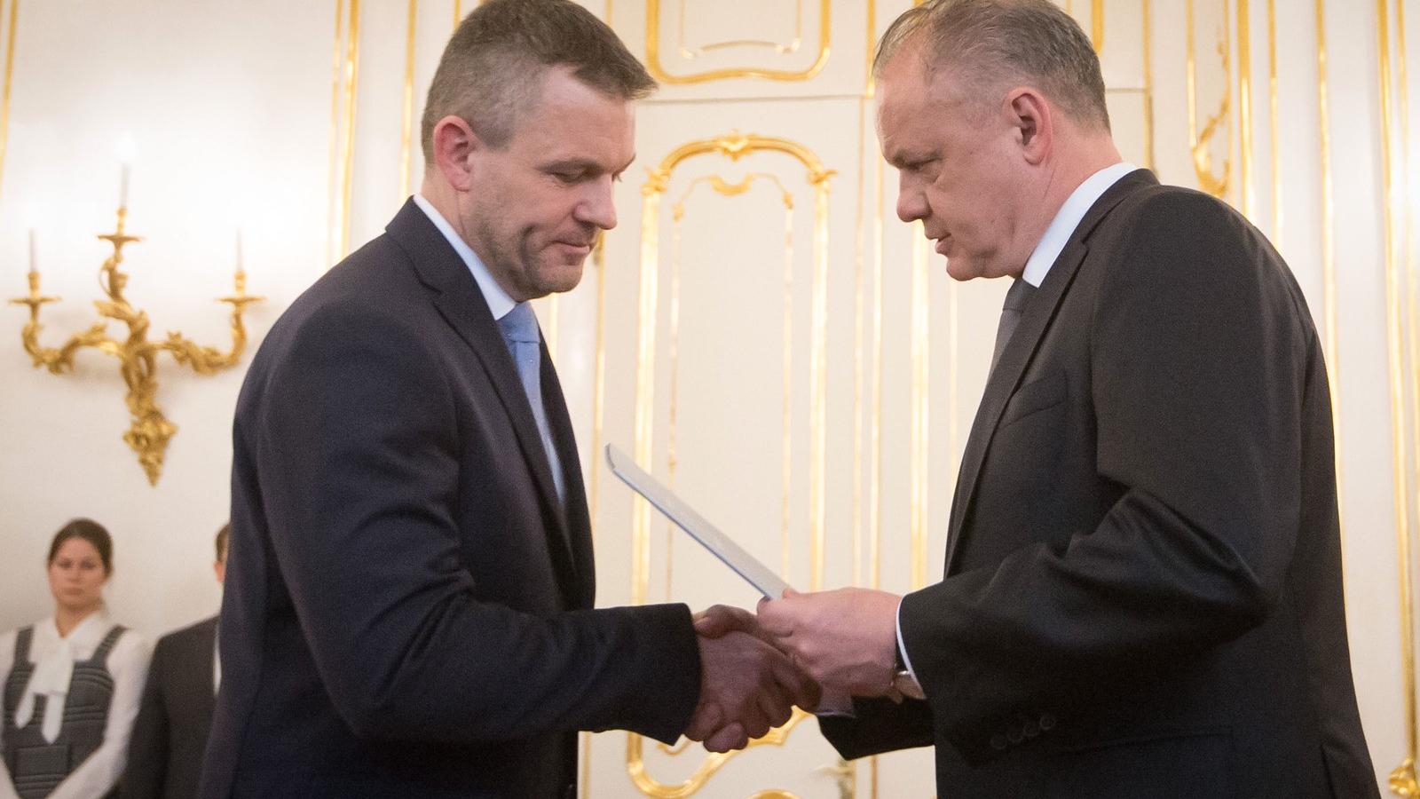 Peter Pellegrini (balra) átveszi kormányalakításról szóló megbízását Andrej Kiskától (jobbra), 2018. március 15. Fotó: VLADIMIR 