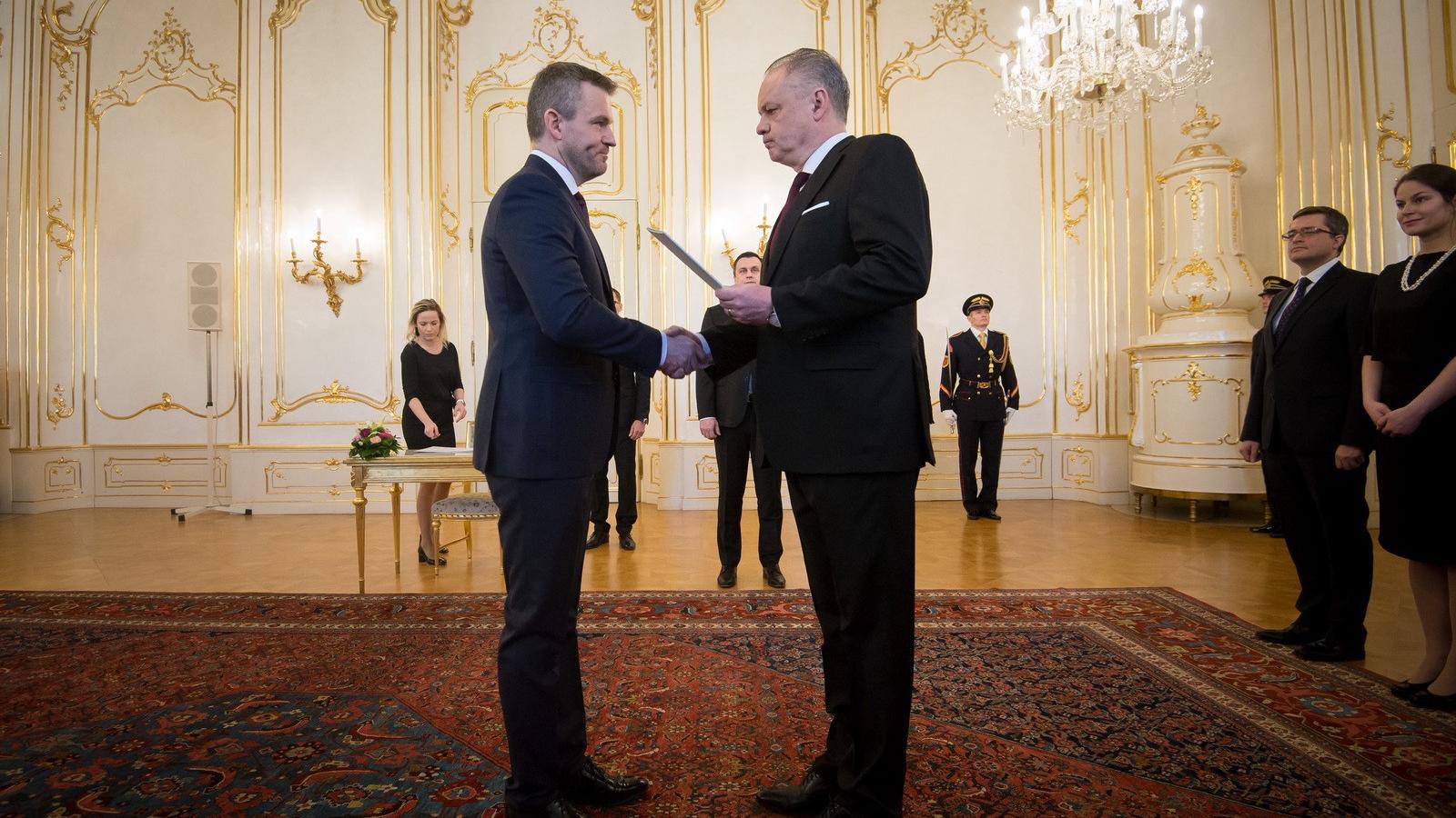 Andrej Kiska (jobbra) kinevezi Peter Pellegirinit (balra). Fotó: VLADIMIR SIMICEK / AFP