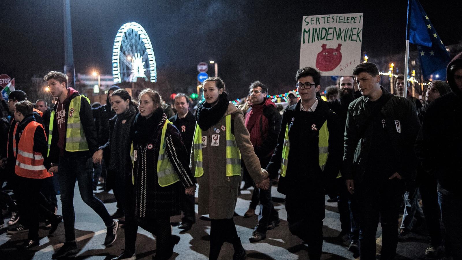 FELVONULÓK - Sok diákot is megbüntettek az őket igazoltató rendőrök, de a sajtómunkások is sorra kapják a csekkeket FOTÓ: MARKOS