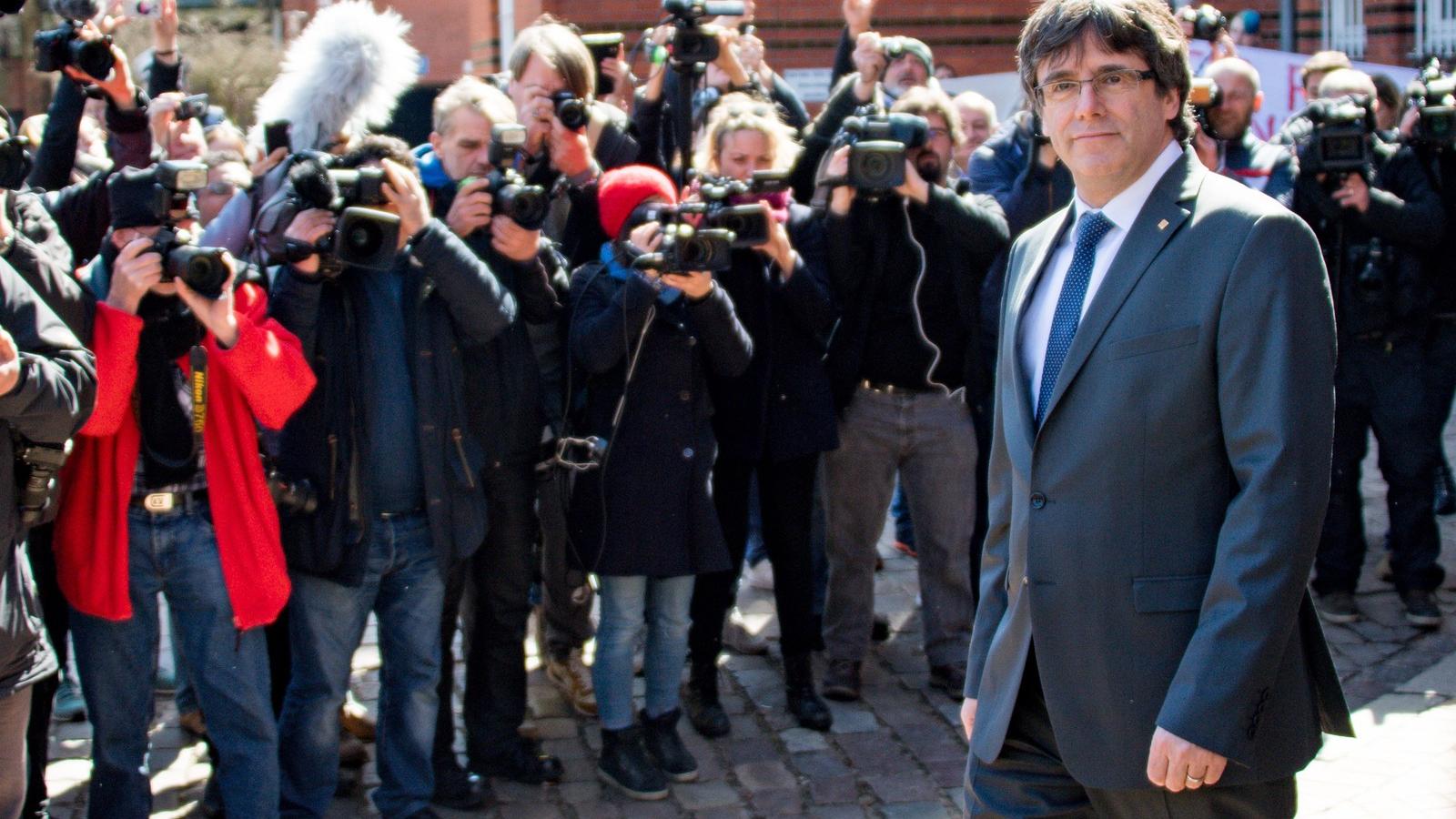 Carles Puigdemont kisétál a börtönből. Fotó: AXEL HEIMKEN / DPA