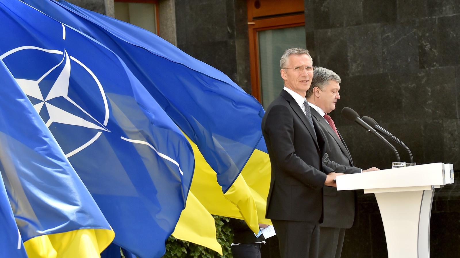 Petro Poroshenko ukrán elnök és Jens Stoltenberg NATO-főtitkár egy közös sajtótájékoztatón. Fotó: Sergei SUPINSKY / AFP