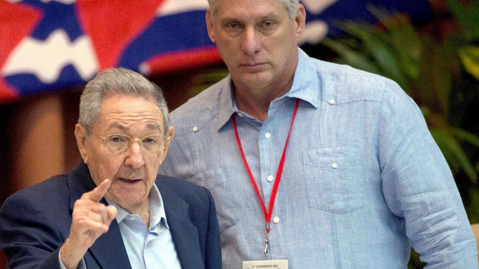 Raúl Castro és Miguel Díaz-Canel. Az elnök nem bízta a véletlenre, hogy ki követi Fotó: Xinhua 