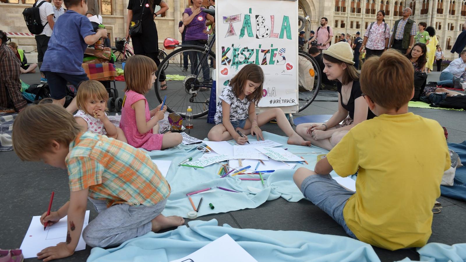 A Hősök vétója II - Civilek az országért, az ország a civilekért címmel demonstráltak tavaly májusban a Kossuth téren, tiltakozv