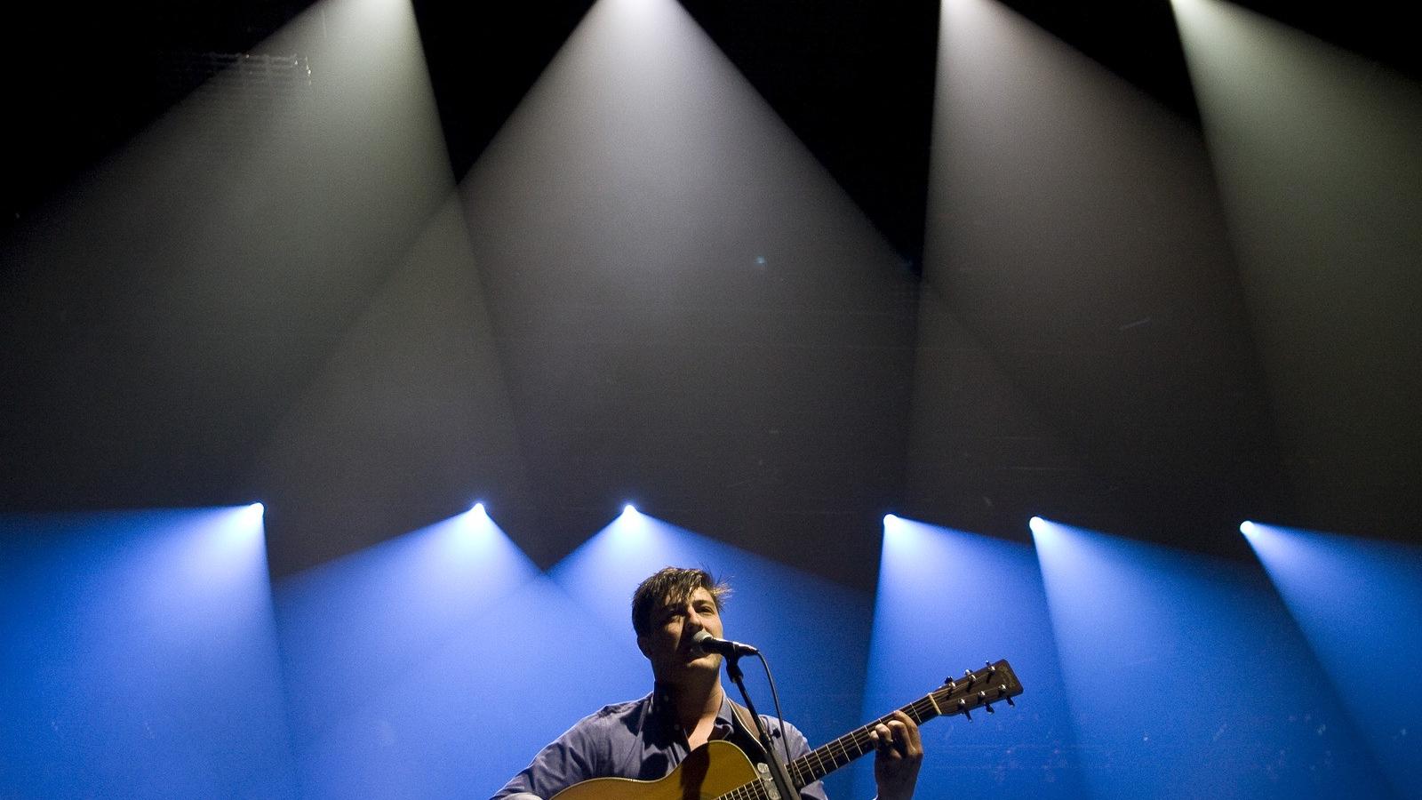 A Mumford & Sons folkrockot játszik, ő Marcus Mumford frontember Fotó: AFP/Ian Kucerak