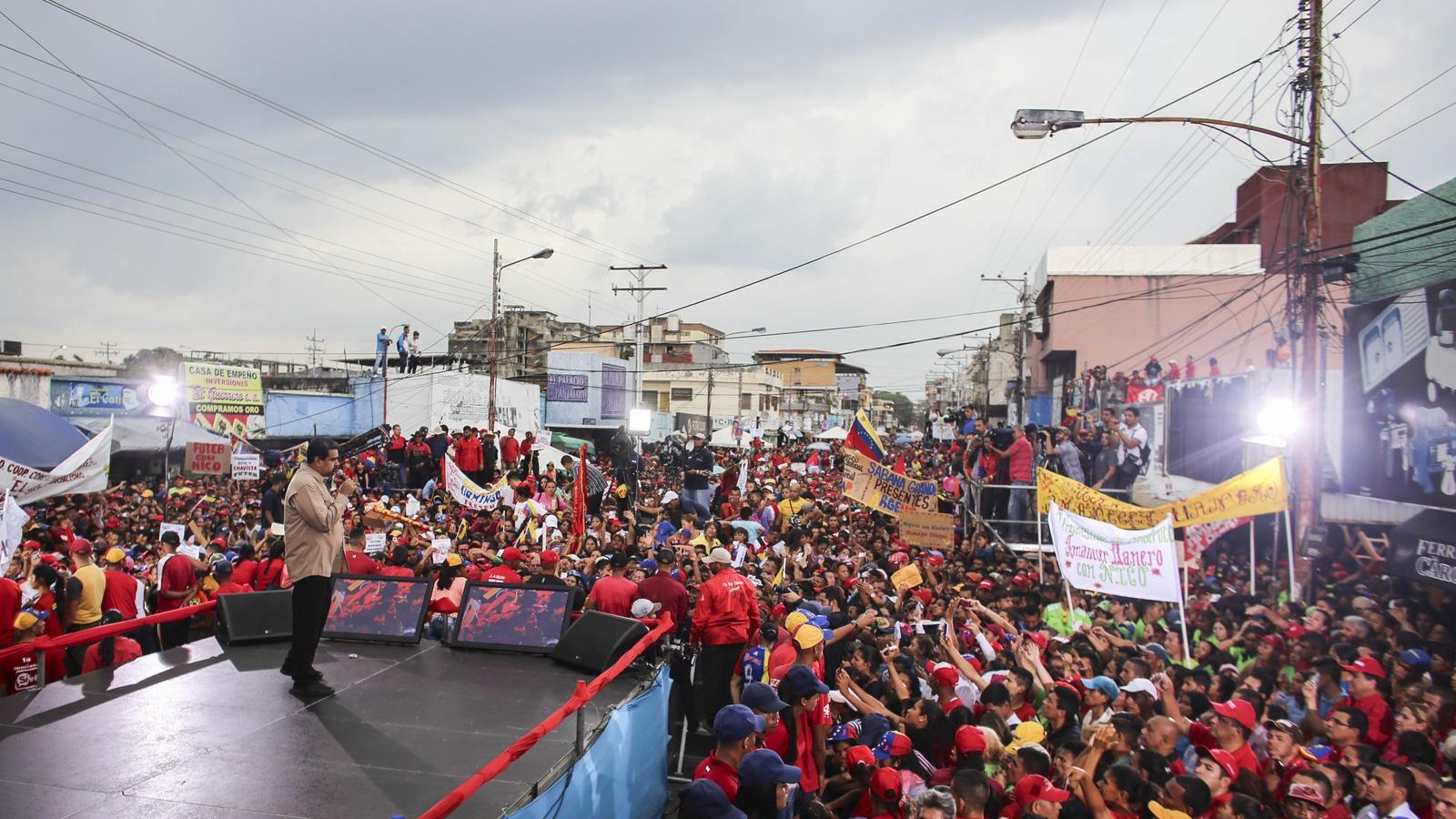  Nicolas Maduro támogatói körében április 23-án, Barinasban, Venezuelában  - AFP fotó