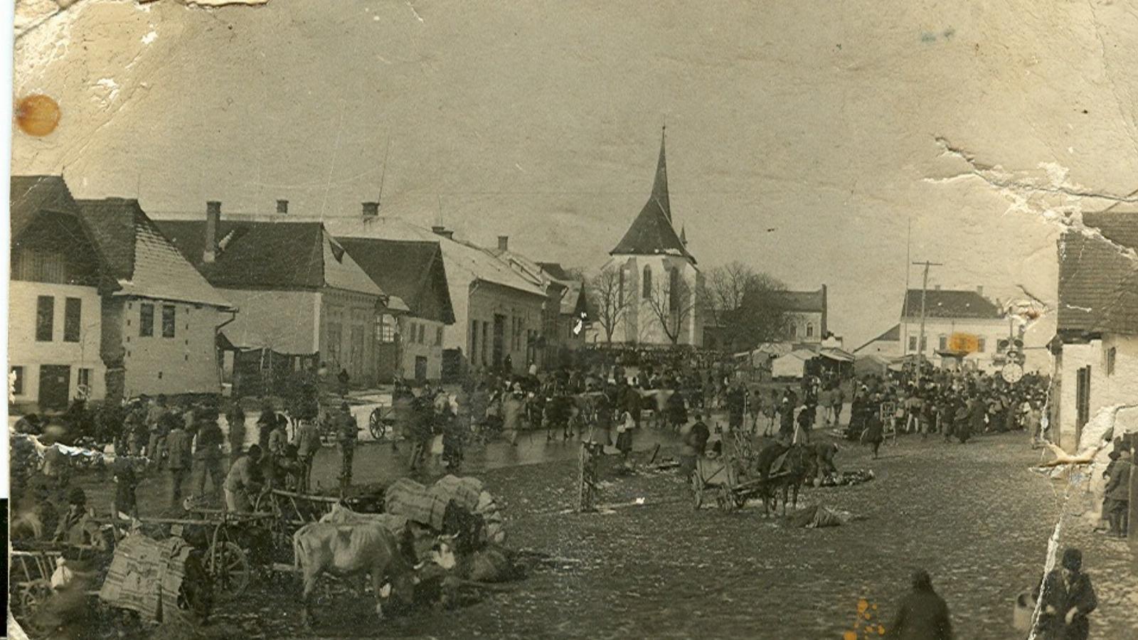 A RÉGI BÁNFFYHUNYAD - A fotográfus a heti vásárt örökítette meg. Akkor még
sok zsidó kereskedo árult itt 