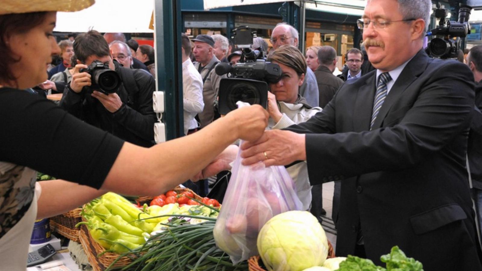 Fazekas Sándor szívesebben járt avatásokra, mint a gazdák közé. FOTÓ: Népszava