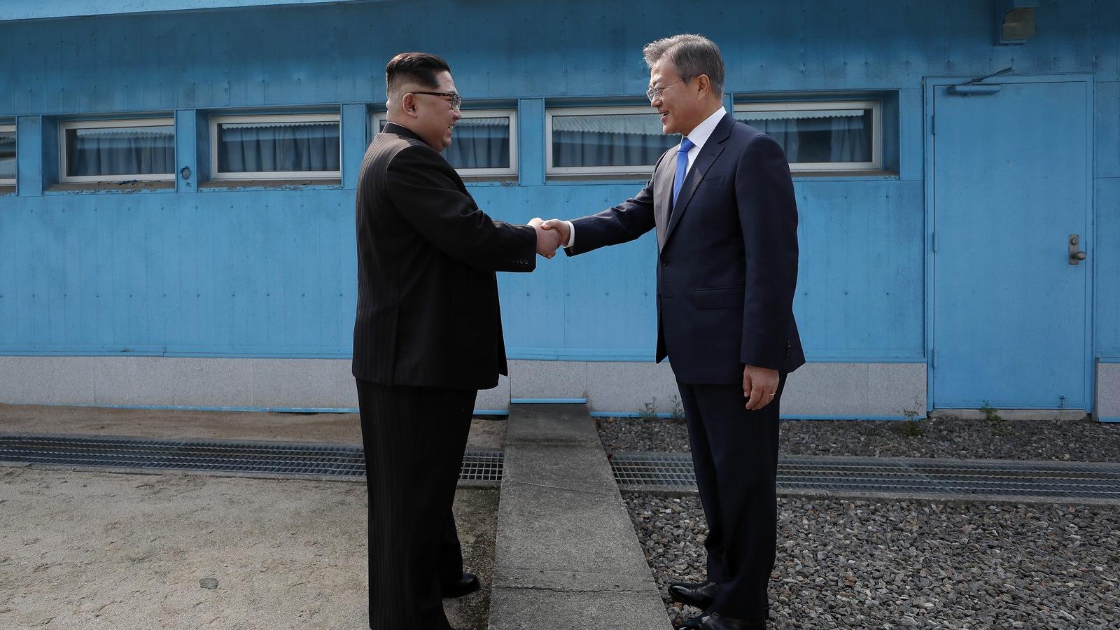 A két Korea vezetőjének történelmi találkozása az országokat elválasztó határon, 2018. április 27. Fotó: Inter Korean Press Corp