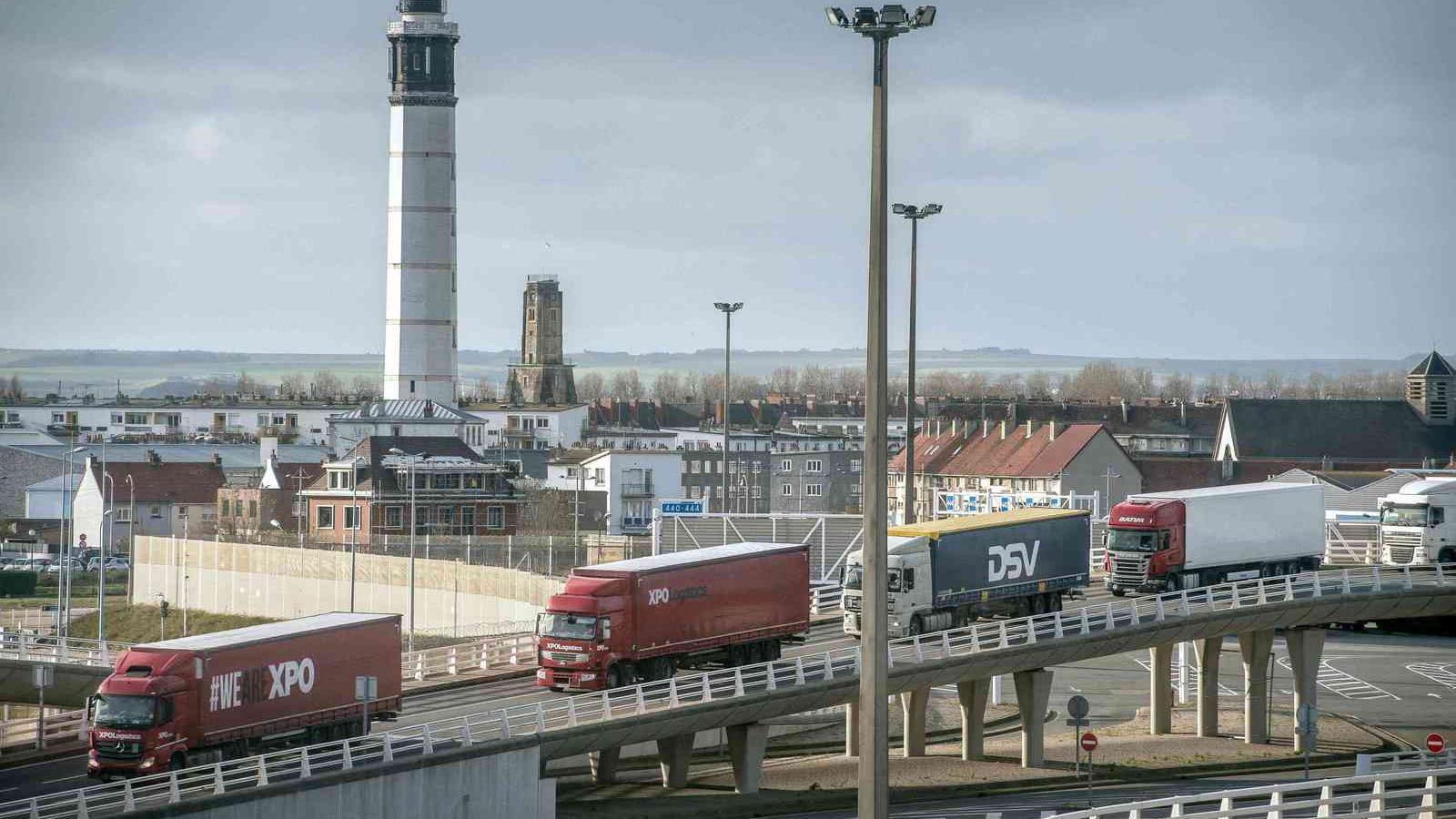 Áruforgalom a calais-i kikőtőnél. Illusztráció: PHILIPPE HUGUEN / AFP