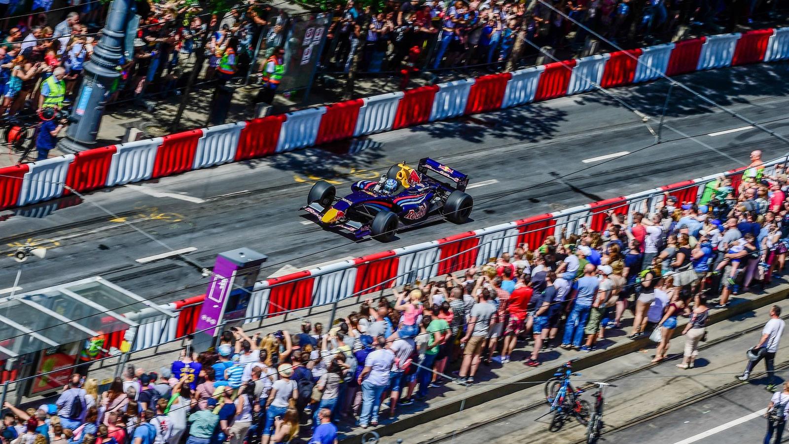 Baumgartner Zsolt volt Forma-1-es versenyző bemutatója egy Formula Renault WSR 3.5 versenyautóval a Károly körúton 2018. május 1