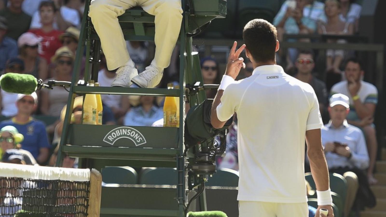 SEGÍT A JÁTÉKVEZETŐ Ha a székbíró később frissíti az élő eredményeket, sokan
előnyhöz jutnak  FOTÓ:OLI SCARFF/AFP