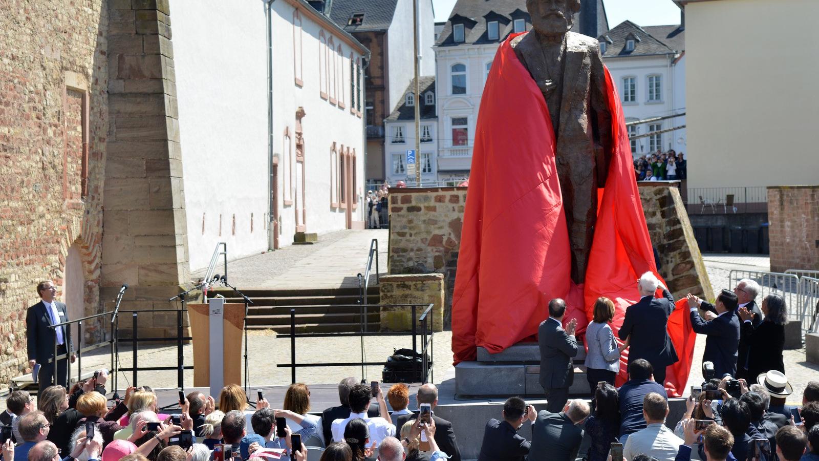 Karl Marx 4,4 méter magas bronzszobra Trierben, a Kínai Népköztársaság évfordulós ajándéka. FOTÓ: AFP/HARALD TITTEL