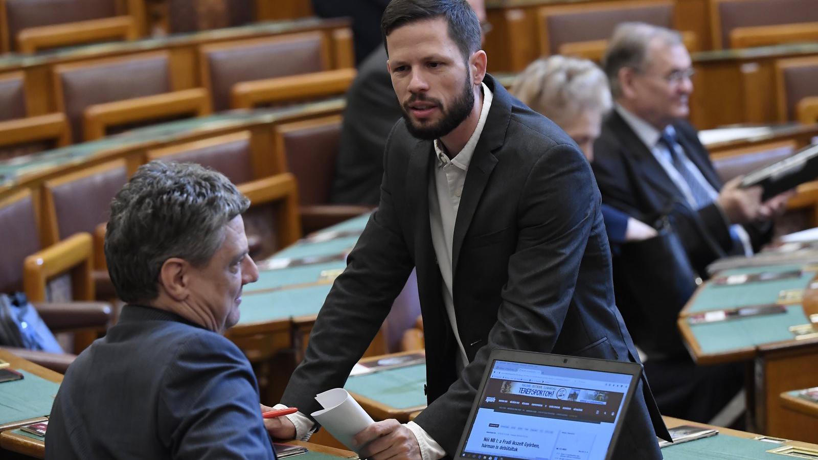 Tordai Bence, a Párbeszéd (j) és Gréczy Zsolt, a Demokratikus Koalíció képviselője az Országgyűlés plenáris ülésén az Országházb