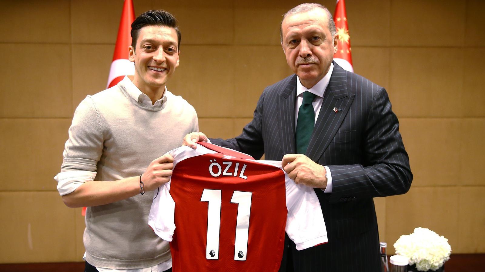 Özil örült, mégsem mindenki volt boldog az Erdogannal készült kép miatt Fotó: AFP/Kayhan Ozer