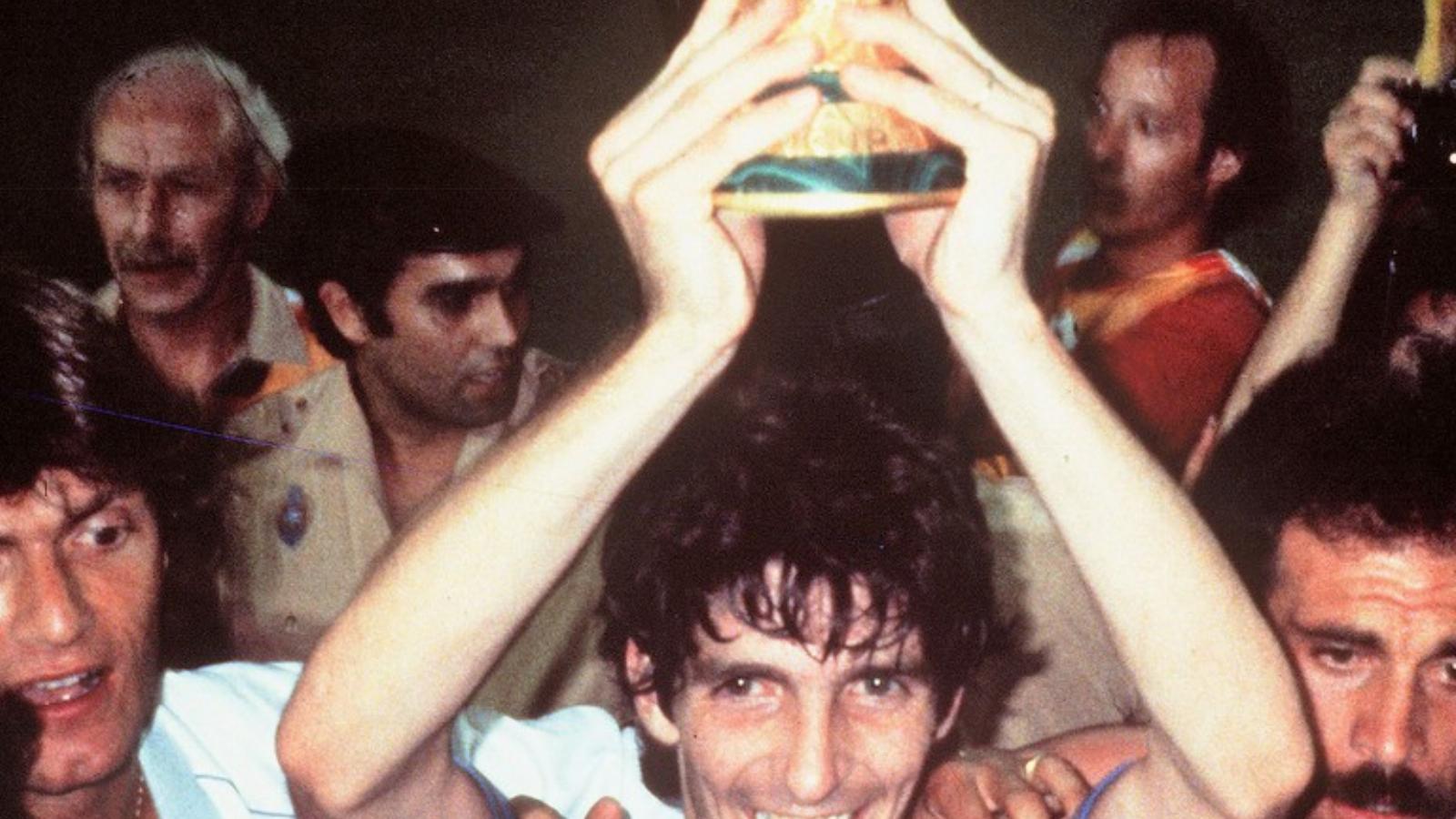 Paolo Rossi mesterhármast ért el a brazilok ellen, az elődöntőben is mindkét gólt ő szerezte. Rossi lett a vb legjobbja és gólki