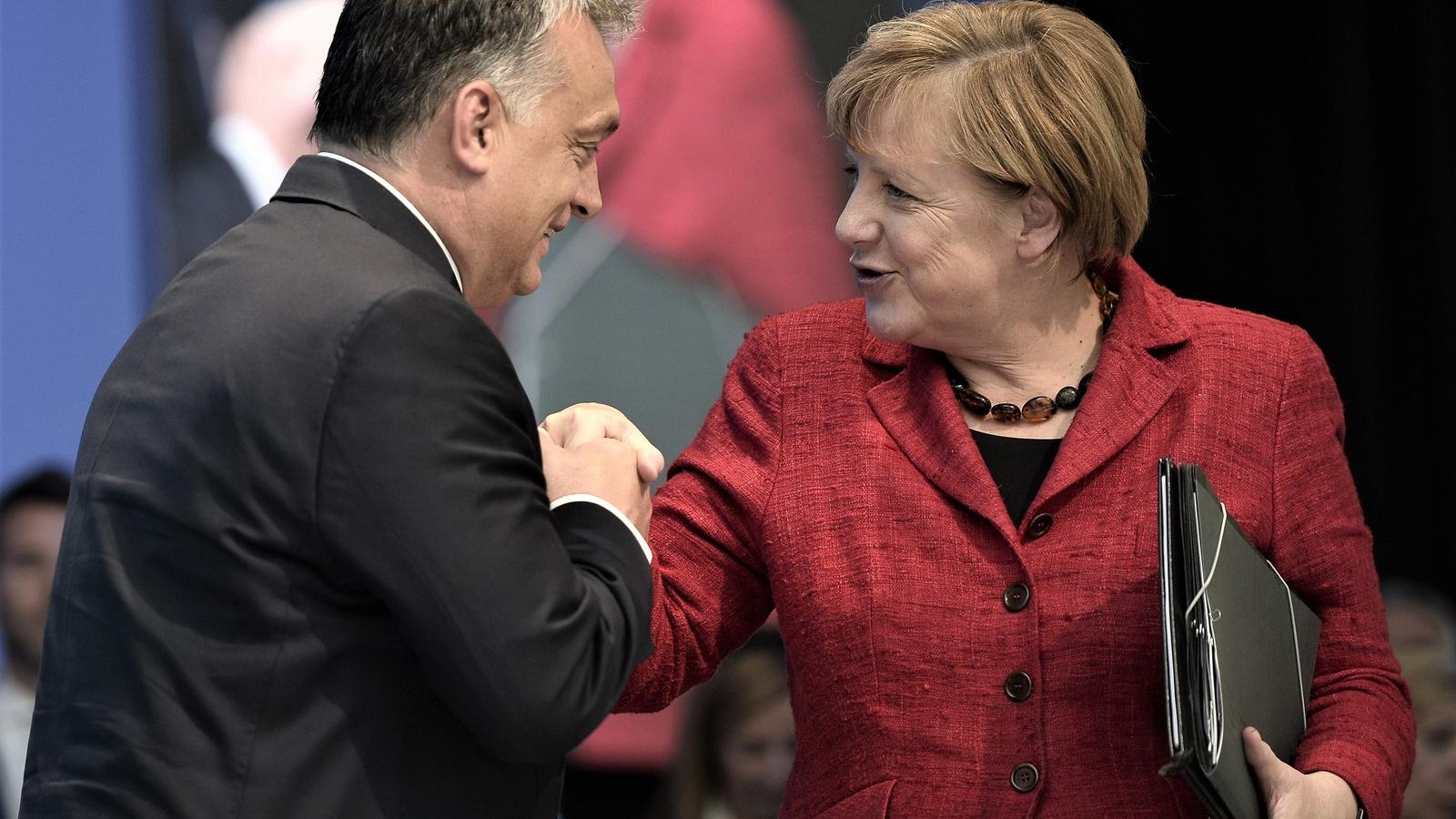 Orbán és Merkel az Európai Néppárt egy kongresszusán. Fotó: BURAK AKBULUT / ANADOLU AGENCY