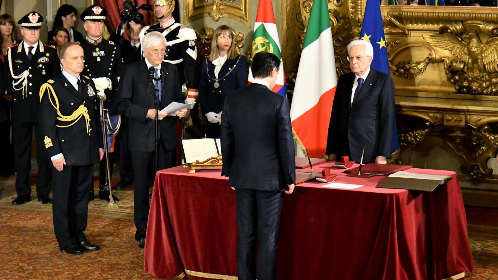 Giuseppe Conte (háttal) eskütétele. Fotó: Alberto PIZZOLI / AFP