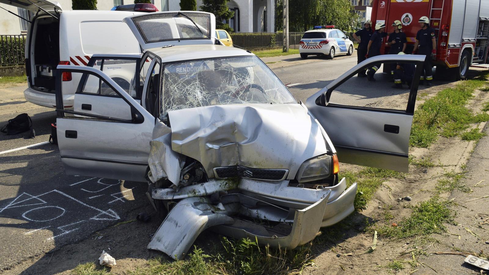 Összetört autó Őrön, a 49-es főúton Fotó: MTI/Taipusz Attila