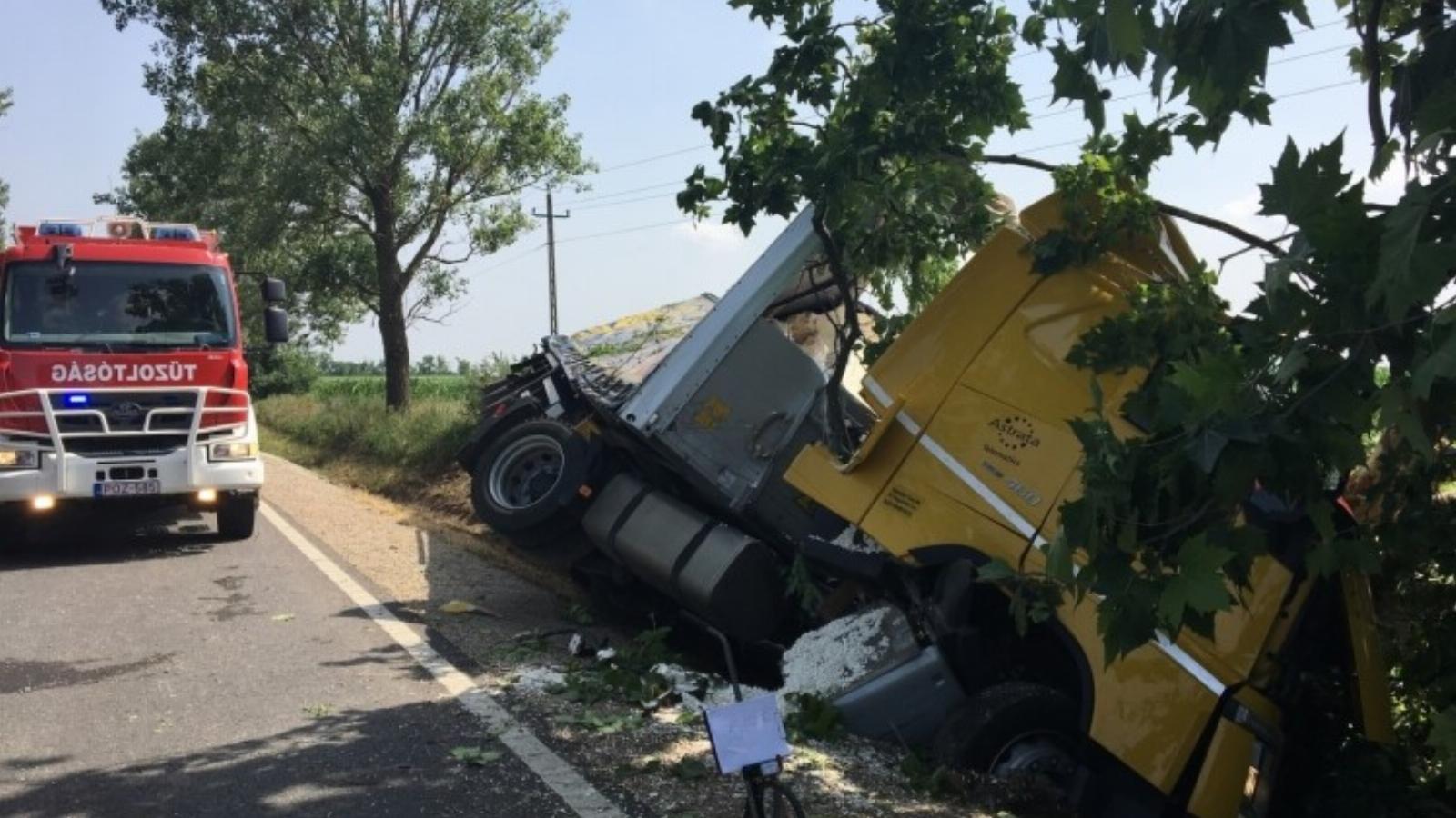 A kamion felborult, sofőrfülkéje behorpadt az ütközés erejétől  Forrás: police.hu