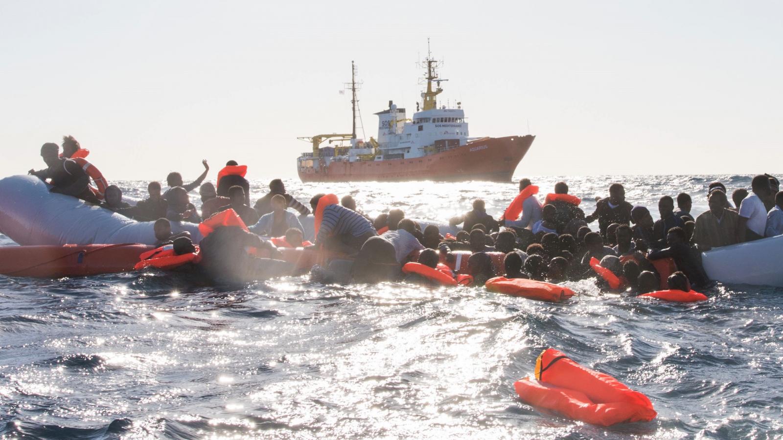 FOTÓ: AFP/LAURIN SCHMID/SOS MEDITERRANEE/DPA