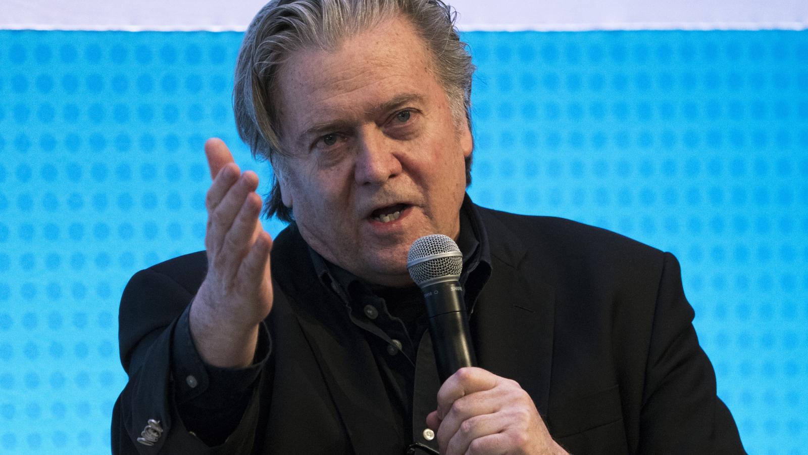 STEVE BANNON - Bejáratott, egyszemélyes show-t adott elő FOTÓ: AFP/DON EMMERT