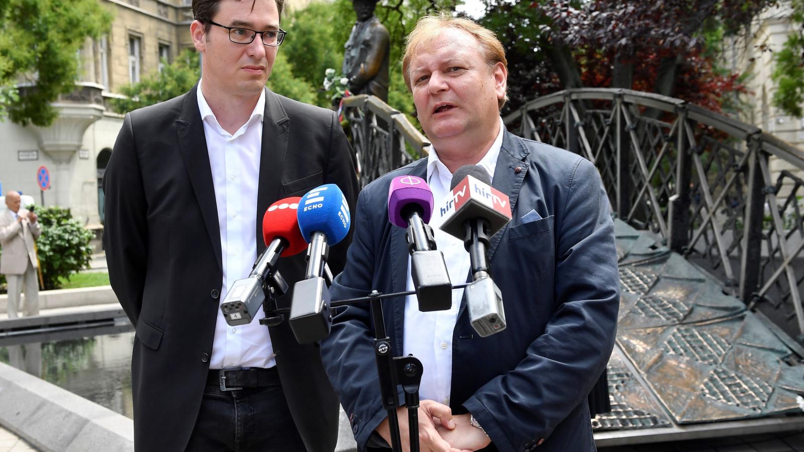 Karácsony Gergely és Hiller István, miután virágot helyeztek el Nagy Imre szobránál a Vértanúk terén
MTI Fotó: Illyés Tibor