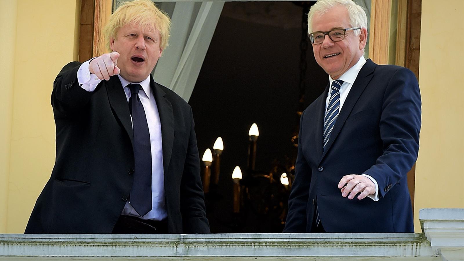 Boris Johnson és Jacek Czaputowicz egy varsói erkélyen. Fotó: JANEK SKARZYNSKI / AFP