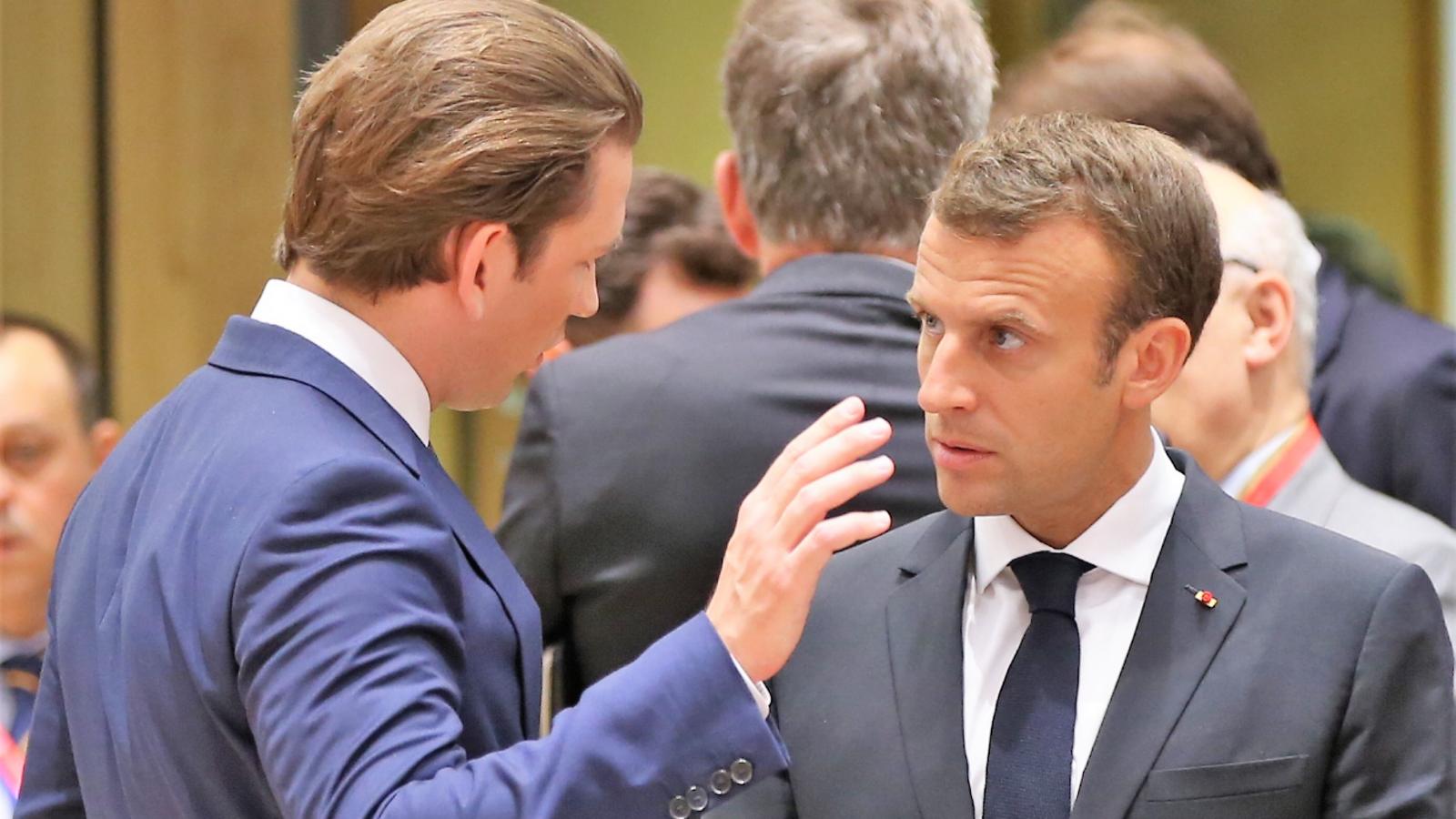 Sebastian Kurz osztrák kancellár (balra) és Emmanuel Macron francia kormányfő beszélget a brüsszeli uniós csúcs nyitónapján Fotó